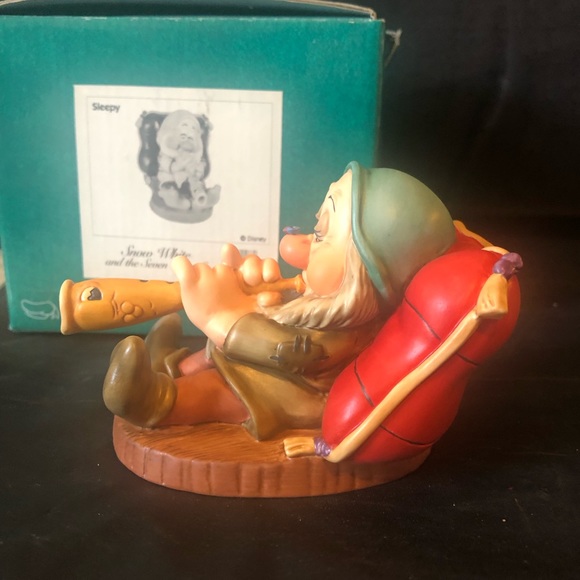 Sleepy zzzzzz fine porcelain figure playing fish flute pipe by Walt Disney - Picture 3 of 10
